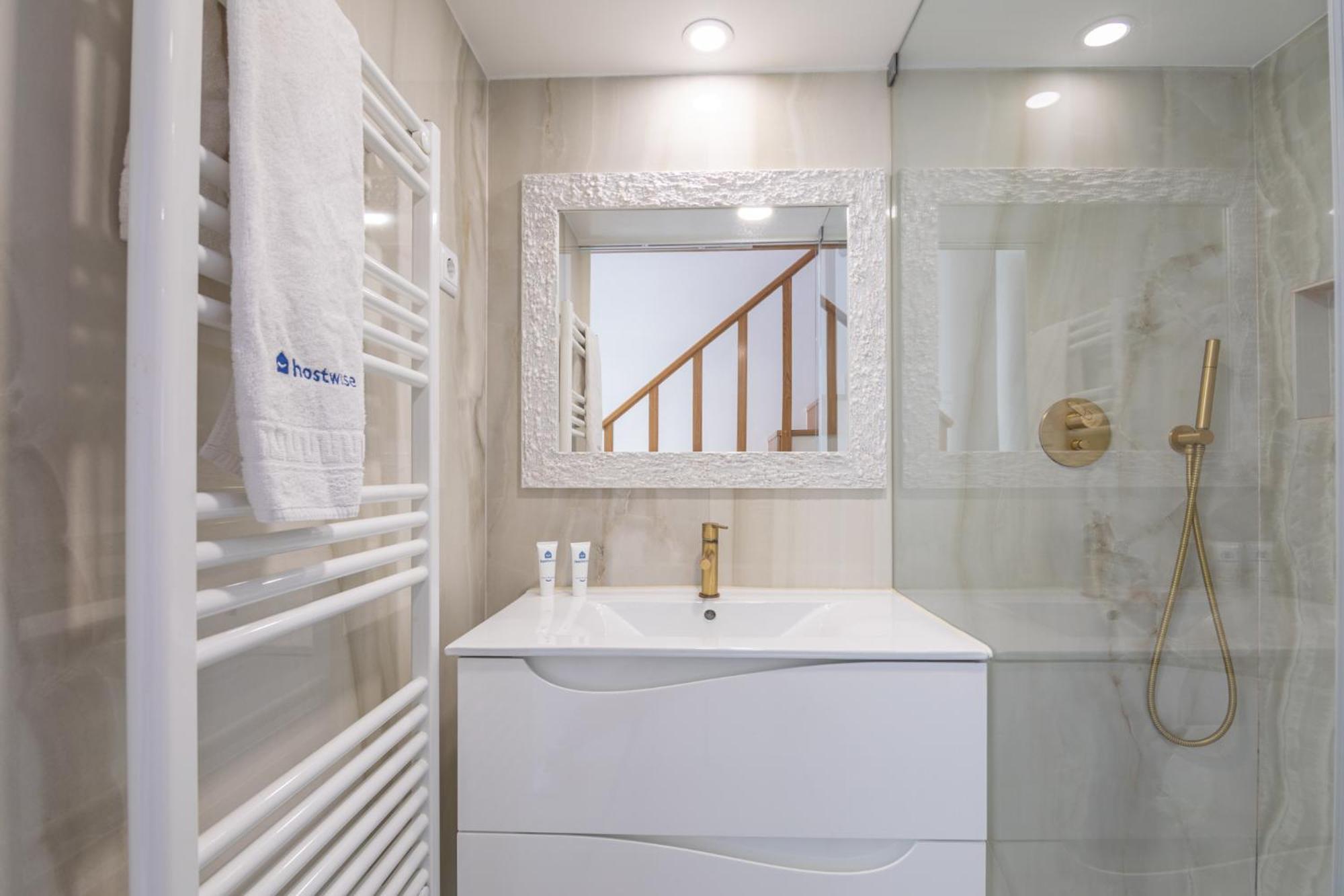 Apartamento Deluxe Spacious Flats W Mezzanine By Host Wise OOporto Habitación foto